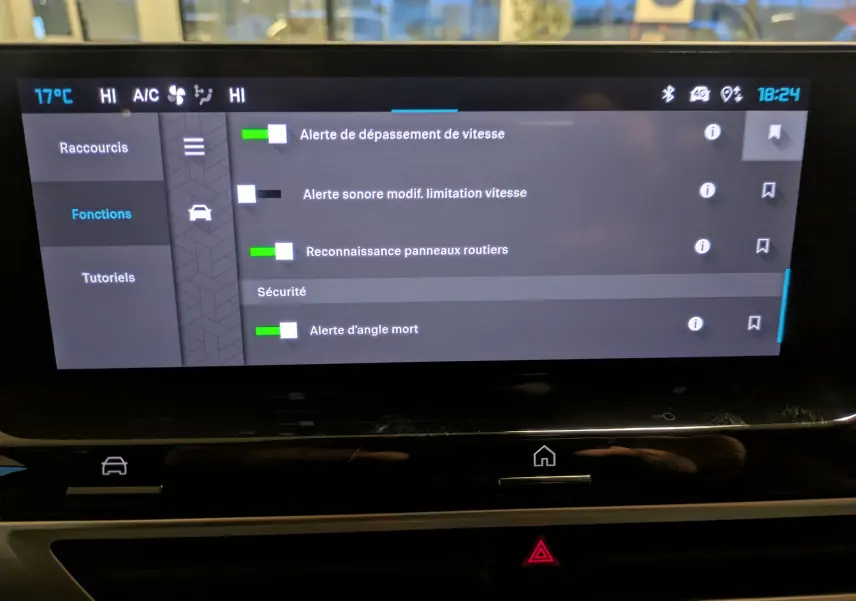Écran tactile intérieur de la Citroën C4 hybride 2025 montrant les options d’alerte de sécurité activées.