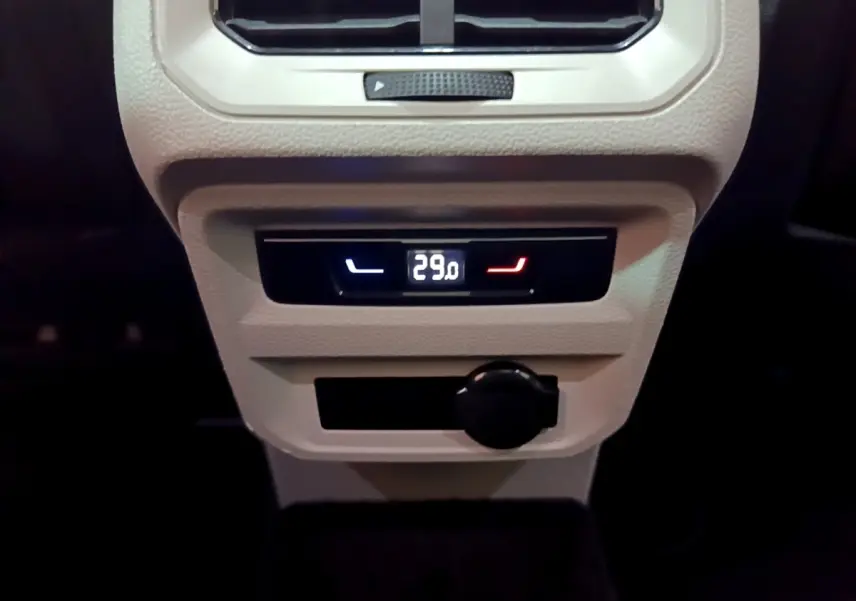 Détail du panneau de commande de la climatisation arrière avec affichage digital à 29°C dans un Volkswagen Tiguan gris clair.
