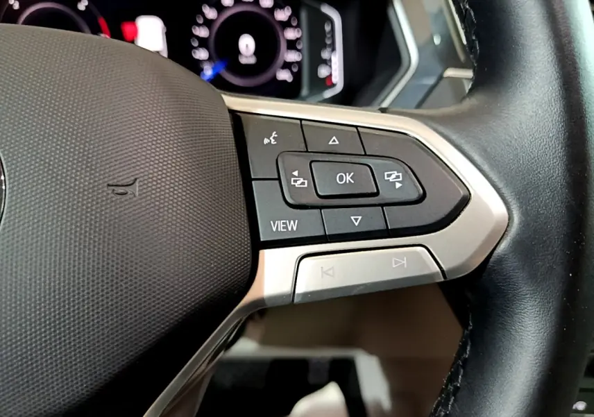 Gros plan sur les commandes multifonctions à droite du volant cuir noir du Volkswagen Tiguan 2.0 TDI 2022.