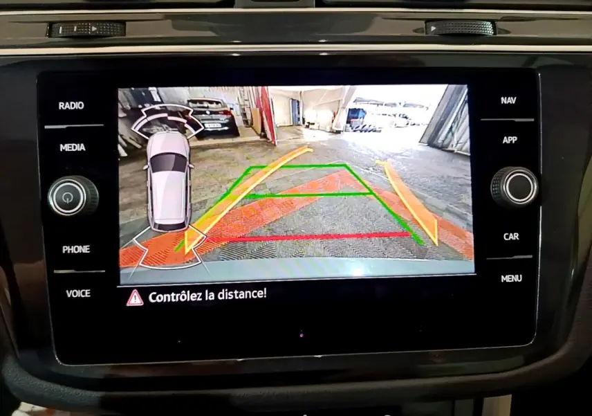 Écran tactile du système d’aide au stationnement arrière du Volkswagen Tiguan gris clair, vue caméra de recul.