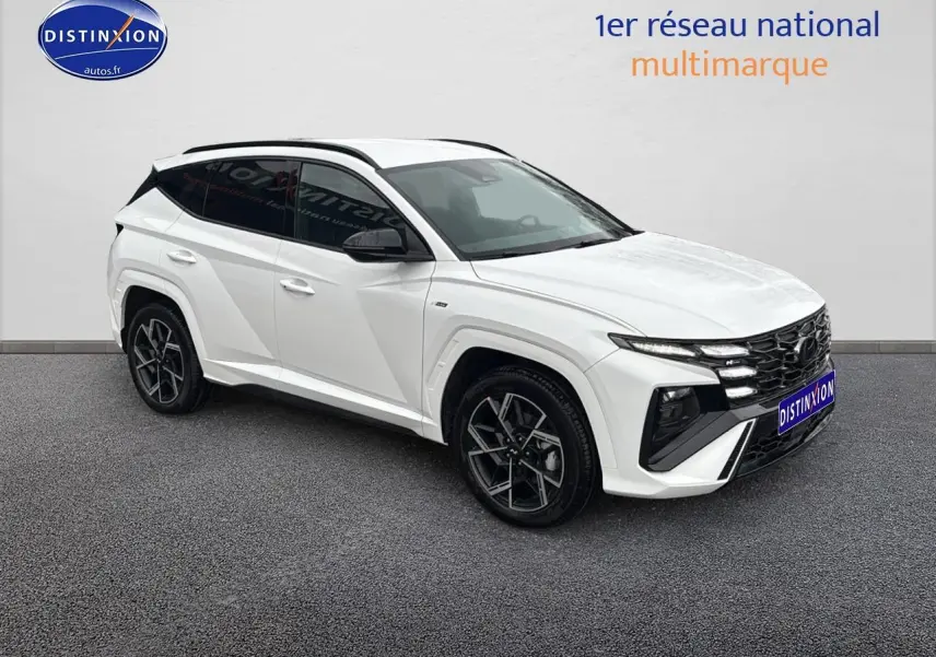 Vue 3/4 avant droite d’un Hyundai Tucson blanc sérénité avec calandre noire et jantes alliage 19 pouces.