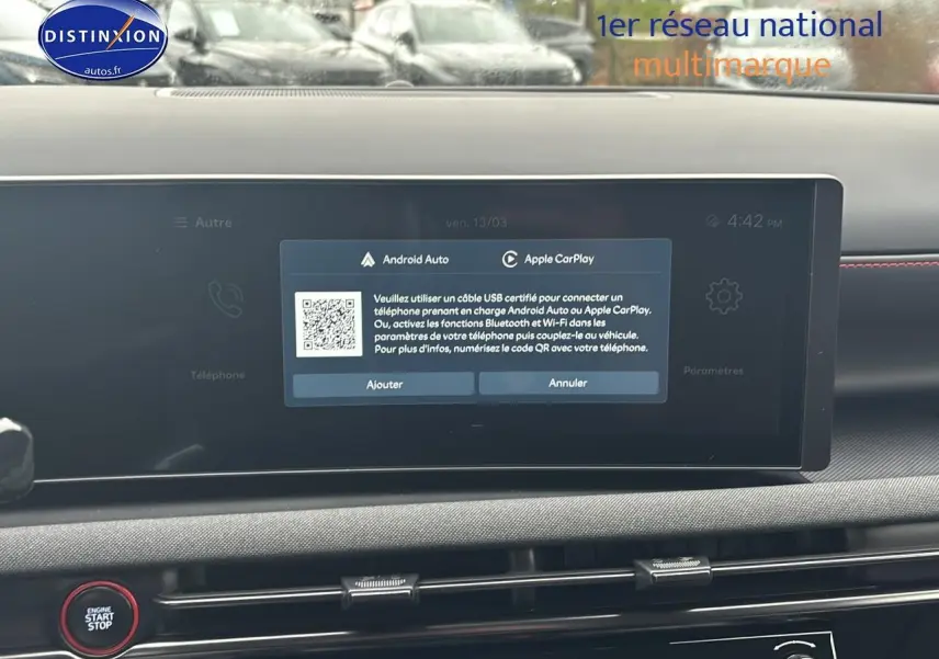 Vue intérieure centrée sur l'écran tactile du tableau de bord du Hyundai Tucson blanc sérénité, avec interface Android Auto visible.