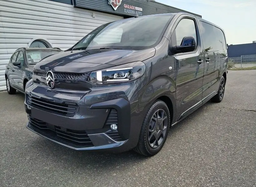 Vue de face d'un Citroën Jumpy Cabine Approfondie gris titane, avec calandre noire et phares LED distinctifs.