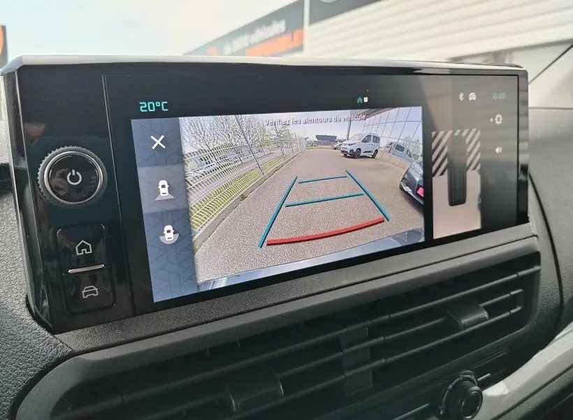 Écran de recul intérieur du Citroën Jumpy Cabine Approfondie gris titane, affichant la caméra arrière et les lignes de guidage.