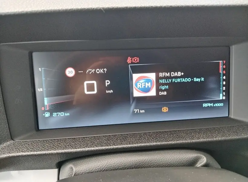 Affichage numérique du tableau de bord du Citroën Jumpy Cabine Approfondie gris titane, montrant la vitesse, la radio et l'autonomie.