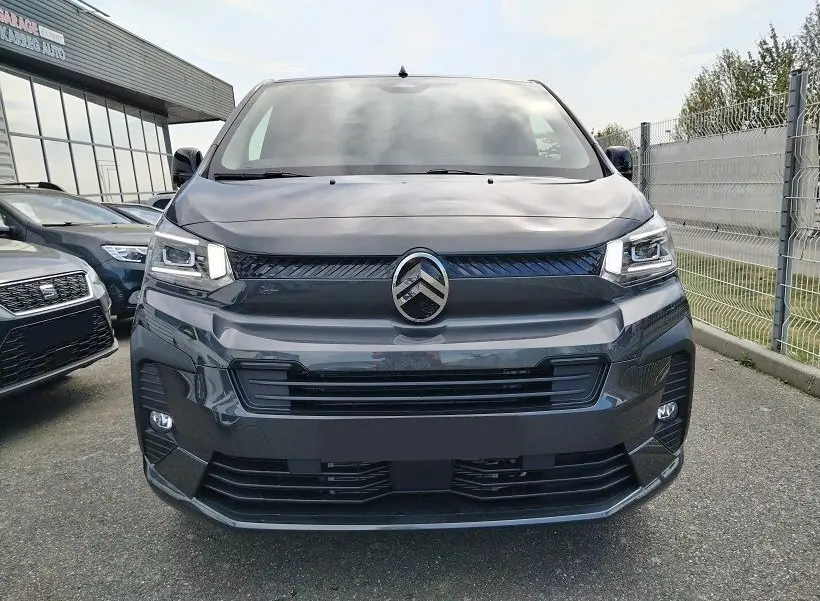 Vue 3/4 avant droit d'un Citroën Jumpy Cabine Approfondie gris titane avec roues tôlées noires et portes latérales coulissantes.