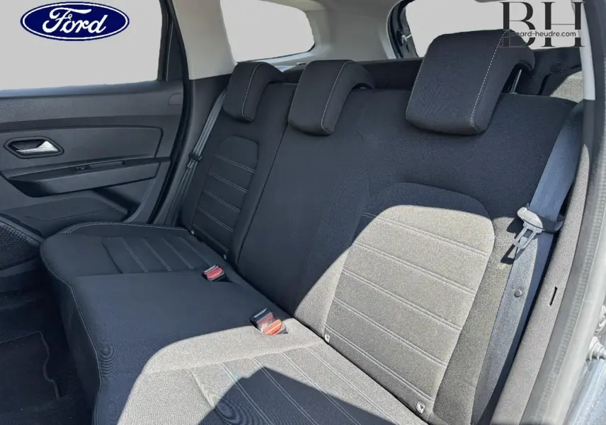 Vue latérale droite de la banquette arrière noire d'un Dacia Duster 2020 avec ceintures et appuie-têtes intégrés.