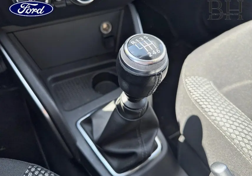 Gros plan sur le levier de vitesses manuel noir et la console centrale d’un Dacia Duster 2020, siège tissu gris visible.