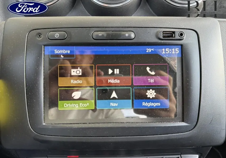 Écran tactile central du tableau de bord du Dacia Duster 2020 avec interface multimédia colorée.