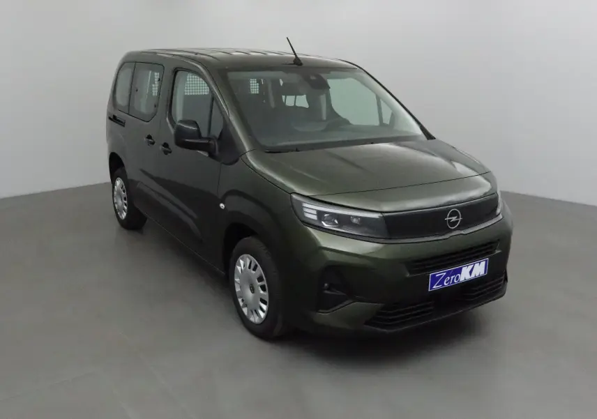 Opel Combo Life vert Sirkka en 3/4 avant droit, avec grille de séparation visible à l'intérieur.