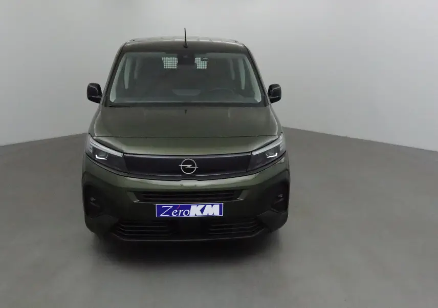 Vue frontale d'un Opel Combo Life vert Sirkka avec calandre noire et phares LED allumés dans un studio.