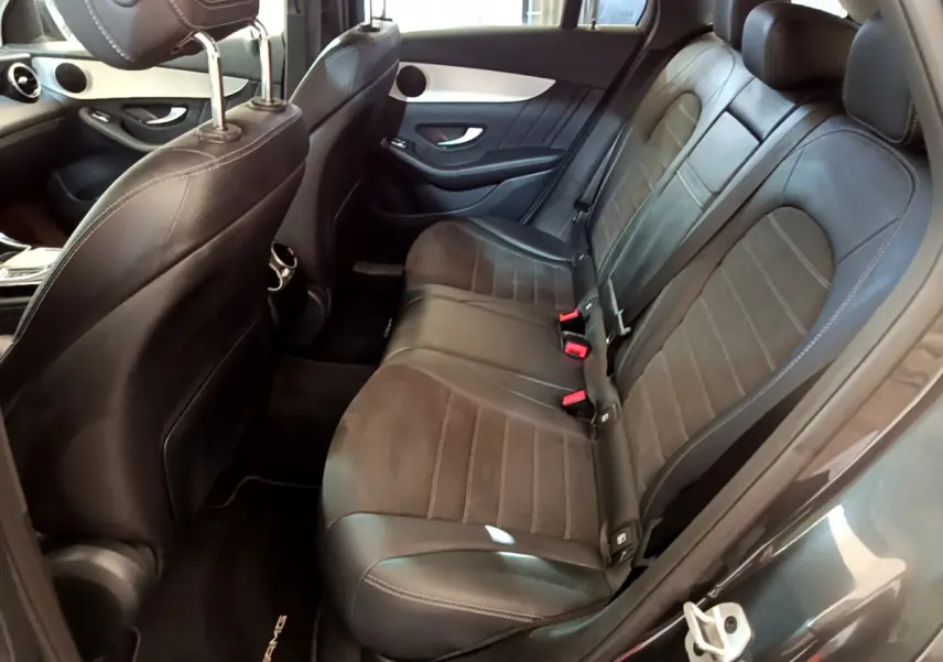 Vue intérieure côté droit des sièges arrière en cuir noir du Mercedes GLC 300 E AMG Line gris foncé 2021 hybride rechargeable.