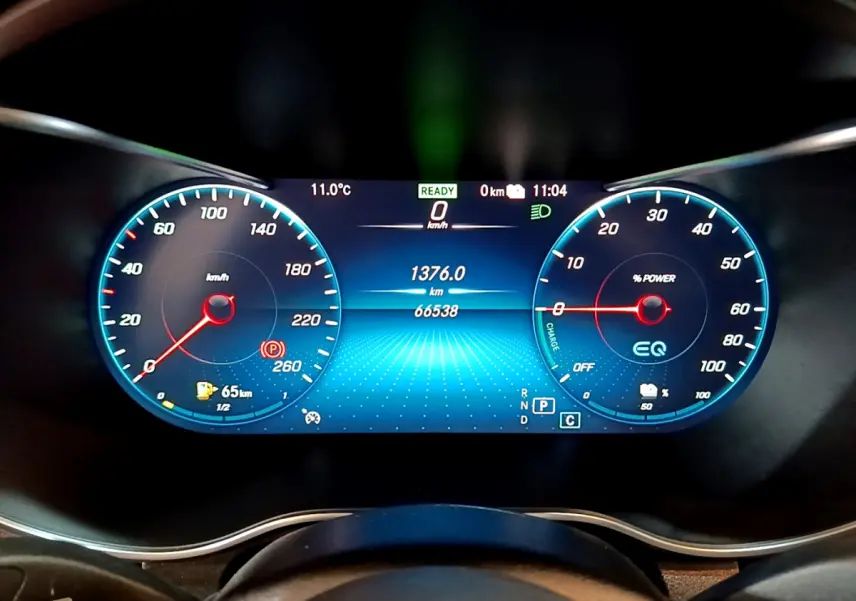 Tableau de bord numérique du Mercedes GLC 300 E AMG Line 2021, affichage vitesse et puissance en bleu.