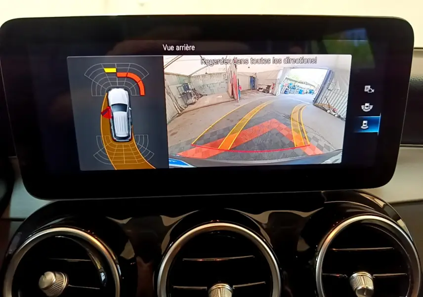 Écran tactile intérieur du Mercedes GLC 300 E AMG Line 2021 affichant la caméra de recul et l'aide au stationnement.