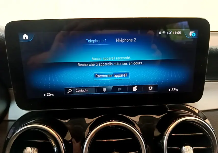 Écran tactile central affichant la connexion Bluetooth, avec aérateurs ronds chromés en dessous dans un Mercedes GLC 300 E AMG Line.