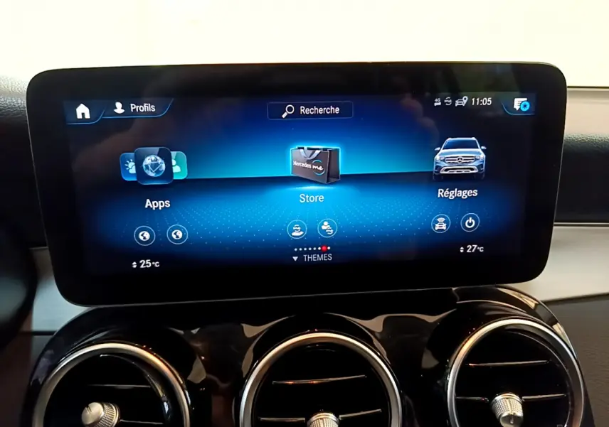 Écran tactile central du tableau de bord du Mercedes GLC 300 E AMG Line 2021 affichant menu Apps, Store et Réglages.