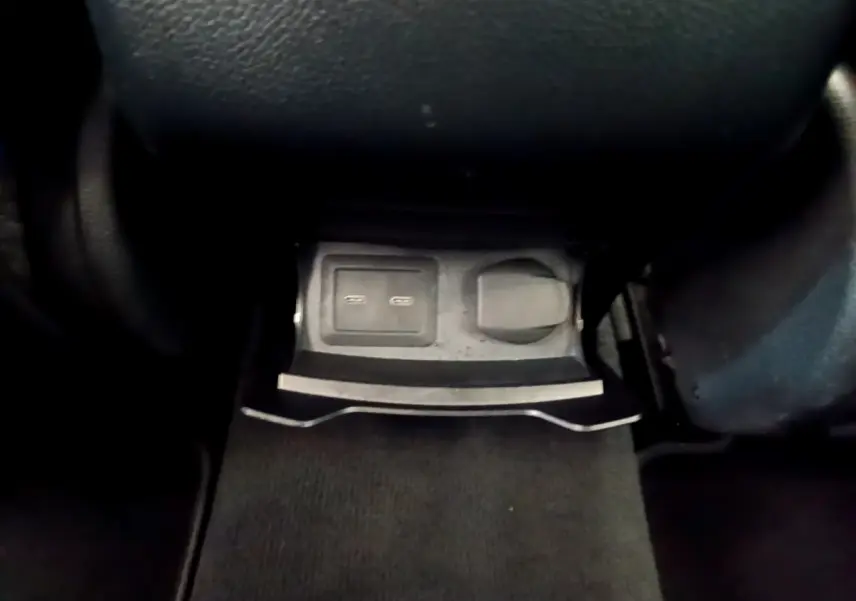 Prise USB double et prise 12V en bas de la console centrale du Mercedes GLC 300 E AMG Line gris foncé.