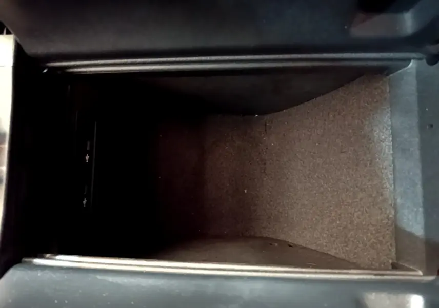 Vue intérieure du compartiment de rangement central noir du Mercedes GLC 300 E AMG Line hybride rechargeable 2021.