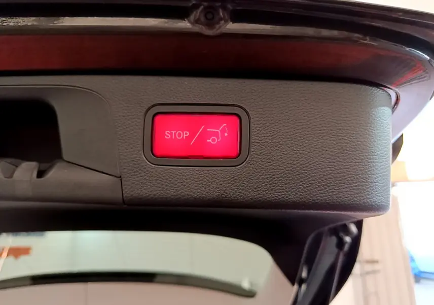 Bouton rouge stop pour fermeture électrique du coffre sur la partie intérieure du hayon du Mercedes GLC gris foncé hybride