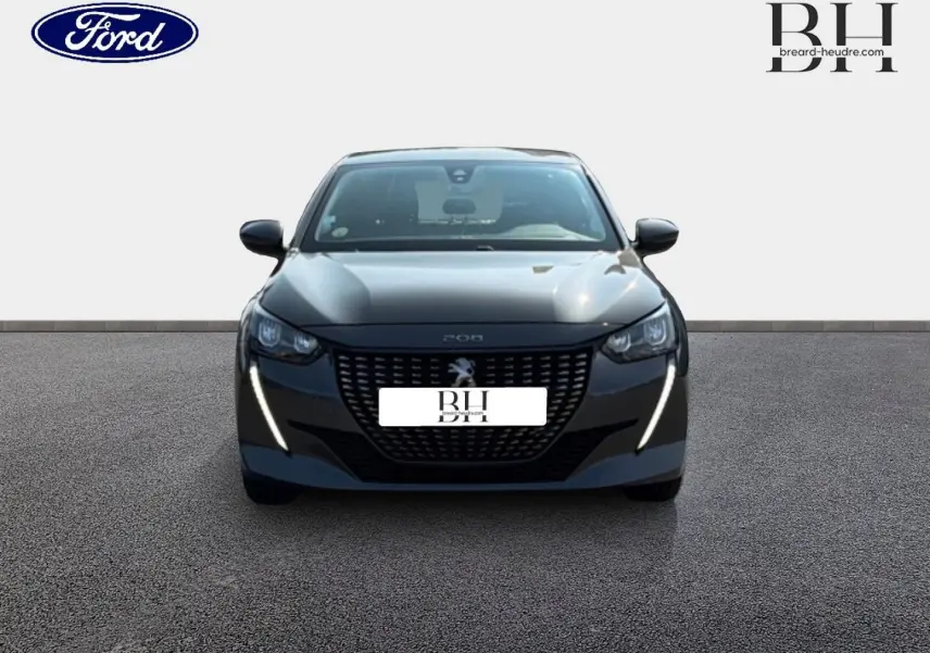 Vue frontale d'une Peugeot 208 gris Platinium avec feux diurnes en forme de griffes lumineuses.