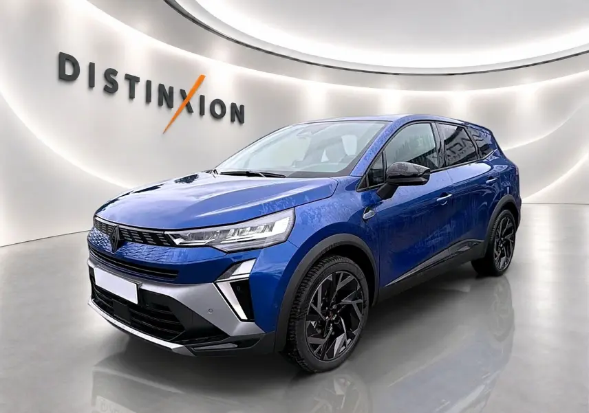 Vue 3/4 avant d’un Renault Symbioz bleu iron avec jantes noires et calandre moderne dans un showroom lumineux.