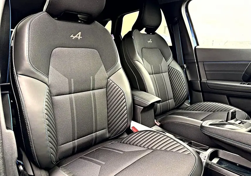 Vue intérieure rapprochée des sièges avant noirs avec logo Alpine brodé sur le Renault Symbioz 2026.