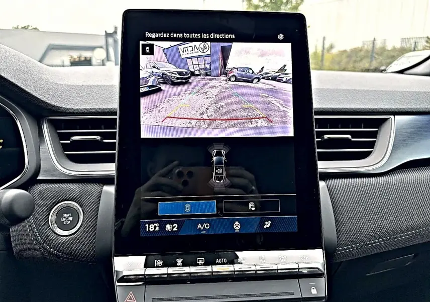 Écran tactile central de Renault Symbioz bleu iron, affichant la caméra de recul et commandes climatisation.