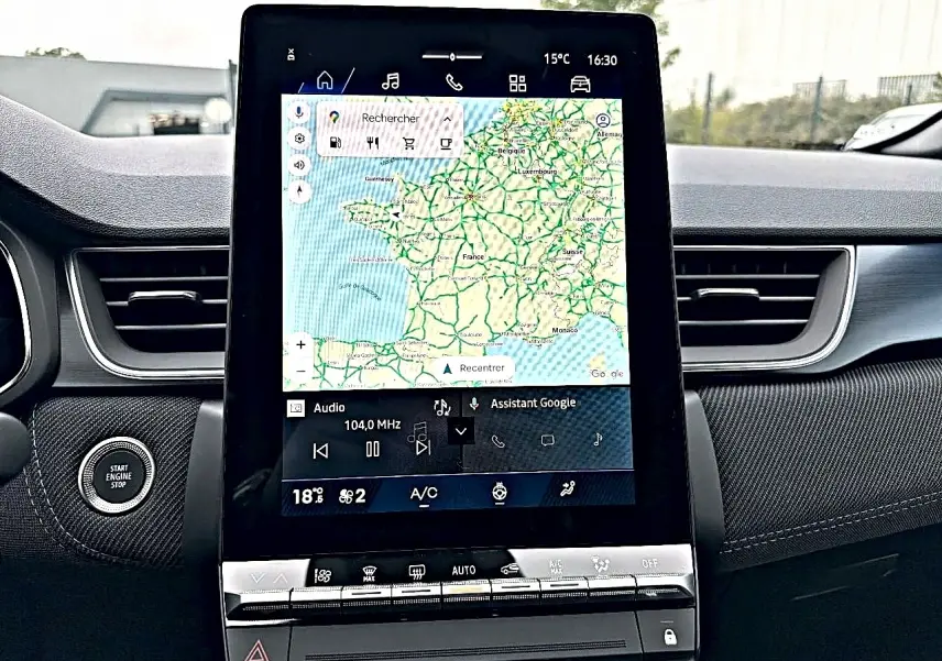 Vue rapprochée de l’écran tactile central affichant la navigation GPS dans l’habitacle du Renault Symbioz bleu iron.