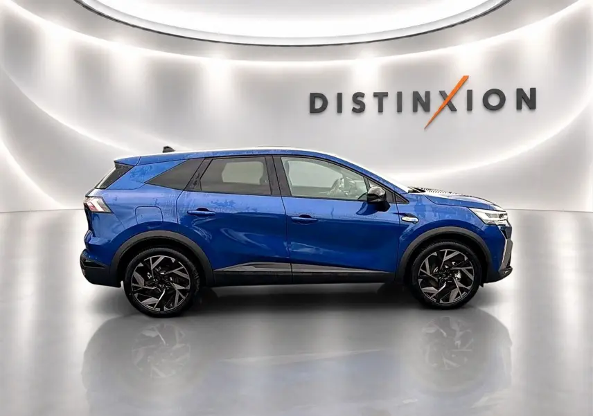 Profil droit du Renault Symbioz 2026 bleu iron avec jantes alu noires et toit noir dans un studio lumineux.