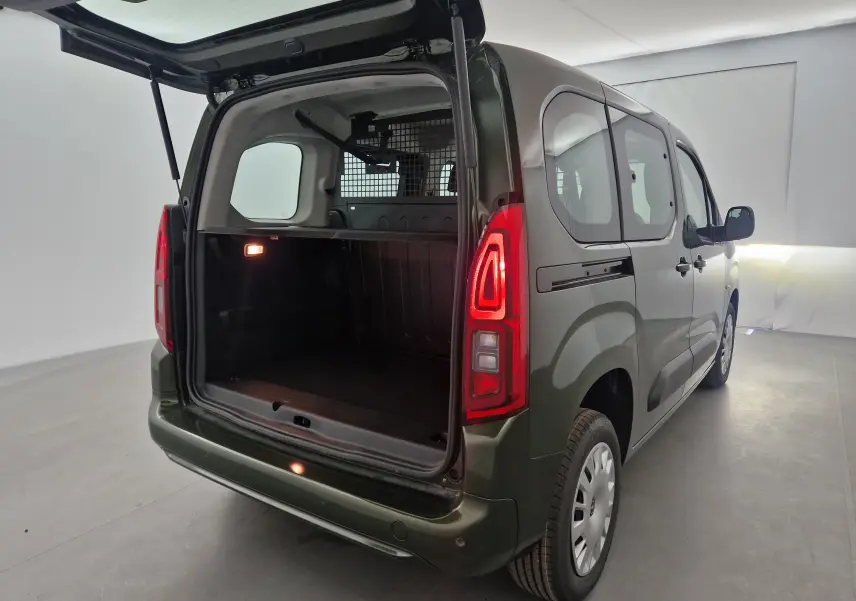 Opel Combo Life vert Sirkka vu de 3/4 arrière droit avec coffre ouvert et grille de séparation visible