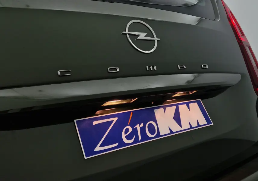 Gros plan sur l'arrière vert Sirkka d'un Opel Combo Life 2025 avec logo et plaque Zéro KM éclairée.