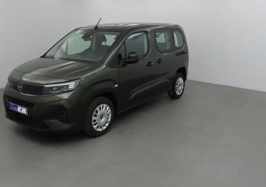 Opel Combo Life vert Sirkka vu de 3/4 avant droit dans un studio, avec calandre noire et jantes acier.