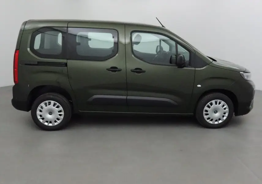 Profil côté gauche d'un Opel Combo Life vert Sirkka avec trois portes latérales et fenêtres teintées.