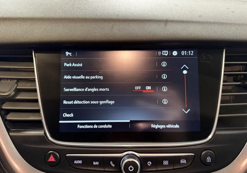 Écran tactile central de l’Opel Grandland X blanc affichant les réglages d’aide à la conduite, vue de face.