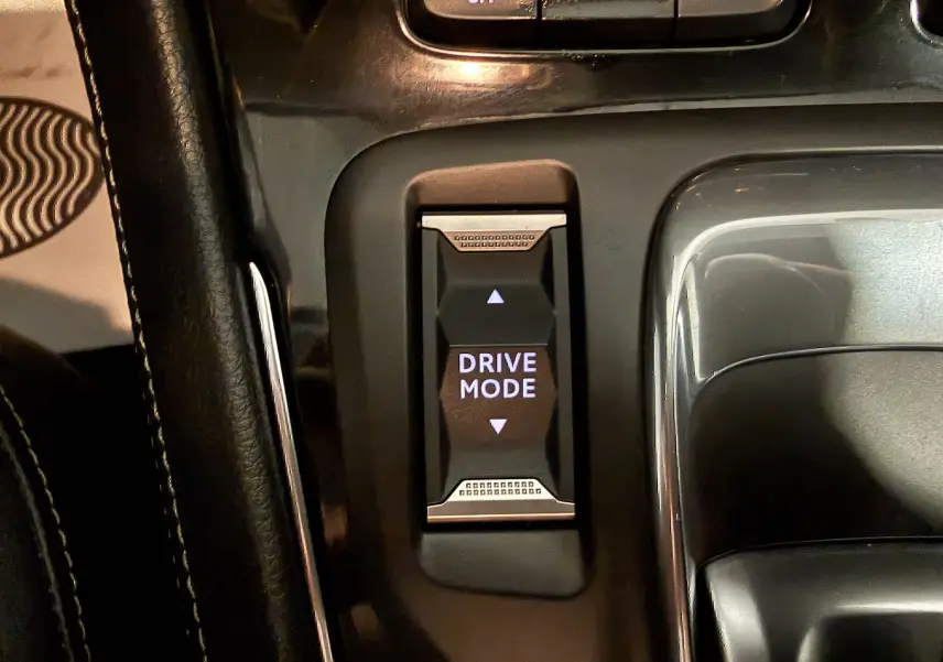 Gros plan sur le bouton Drive Mode du système de conduite du véhicule Opel Grandland X blanc, intérieur noir.