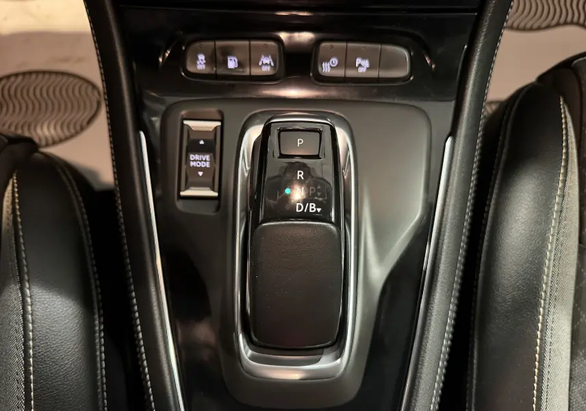 Vue rapprochée de la console centrale de l’Opel Grandland X hybride, avec levier de vitesses automatique et bouton Drive Mode.