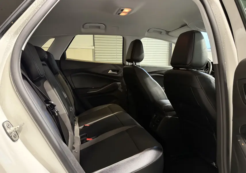 Vue intérieure côté gauche des sièges arrière en cuir noir de l'Opel Grandland X blanc hybride rechargeable 2021.