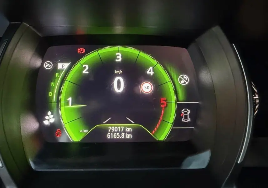 Tableau de bord numérique de Renault Mégane Business, affichage du compte-tours et vitesse à 0 km/h, éclairage vert.