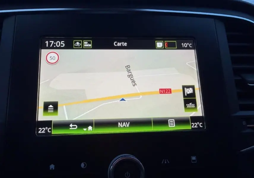 Écran tactile du GPS intégré de la Renault Mégane Business, affichant une carte avec température et vitesse limite.