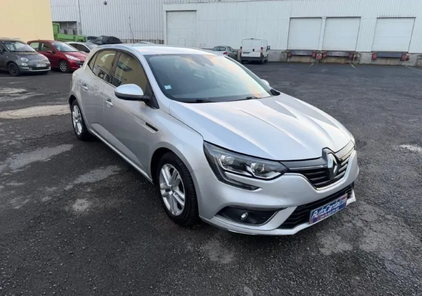 Renault Mégane Business gris alu vue 3/4 avant droit, avec phares LED et jantes alliage visibles.