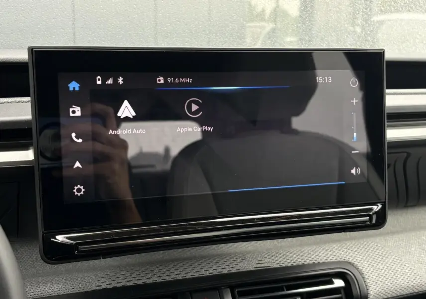 Écran central tactile du Citroën C3 2025 affichant Android Auto et Apple CarPlay, vue intérieure frontale.