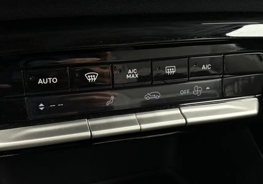 Gros plan sur les commandes de climatisation automatique du tableau de bord du Citroën C3 Turbo 100 Max noir Perla.