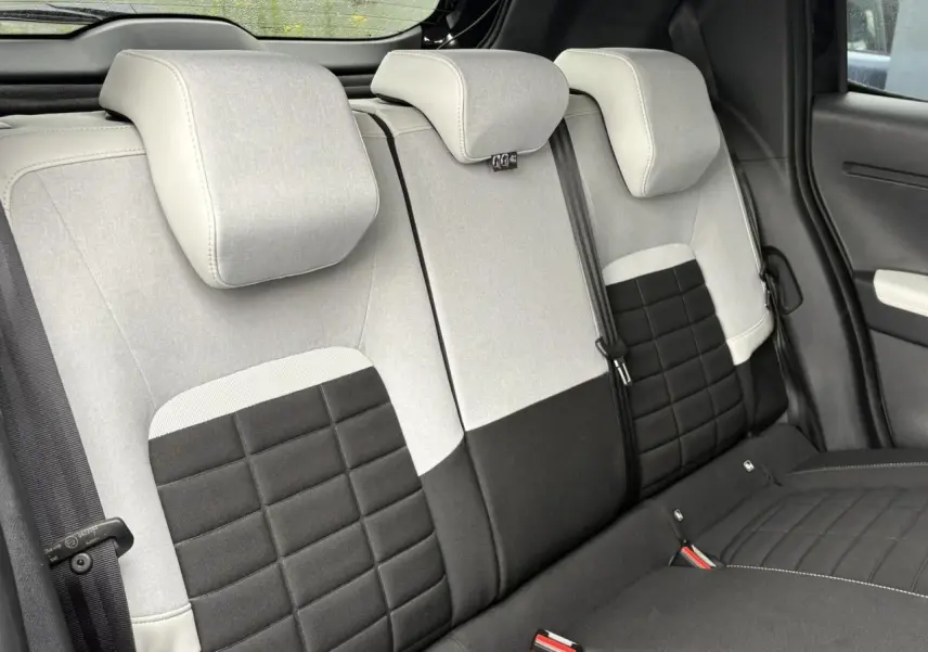 Vue rapprochée des sièges arrière bicolores gris clair et noir de la Citroën C3 Turbo 100 Max, avec appuie-têtes et fixations ISOFIX.