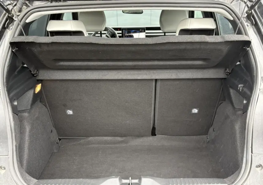 Coffre ouvert vu de l'arrière d'une Citroën C3 2025 noir Perla, montrant l'intérieur spacieux et la tablette arrière relevée.