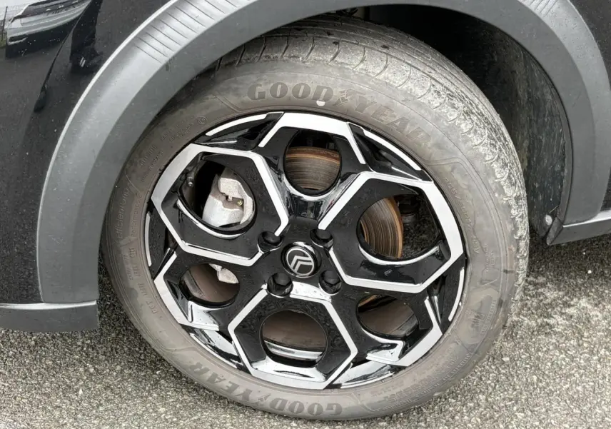 Gros plan sur la roue avant gauche d'une Citroën C3 2025 noir Perla avec jante alliage 17 pouces Atacamite diamantée.