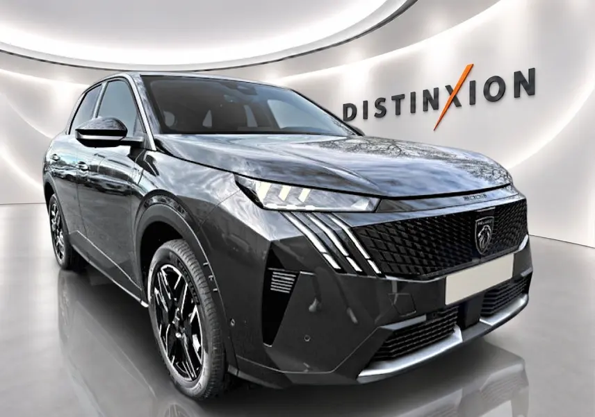 Peugeot 3008 gris titane en 3/4 avant droit, avec calandre noire et phares LED distinctifs.
