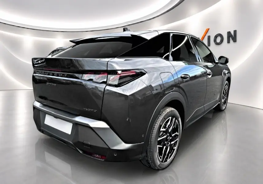 Vue 3/4 arrière droite du Peugeot 3008 gris titane avec feux arrière LED et jantes alliage noires.