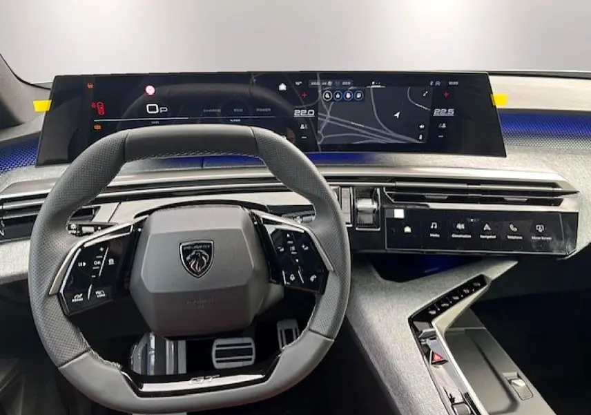 Vue intérieure centrée sur le volant cuir multifonction et l'écran tactile large du tableau de bord du Peugeot 3008 gris titane.