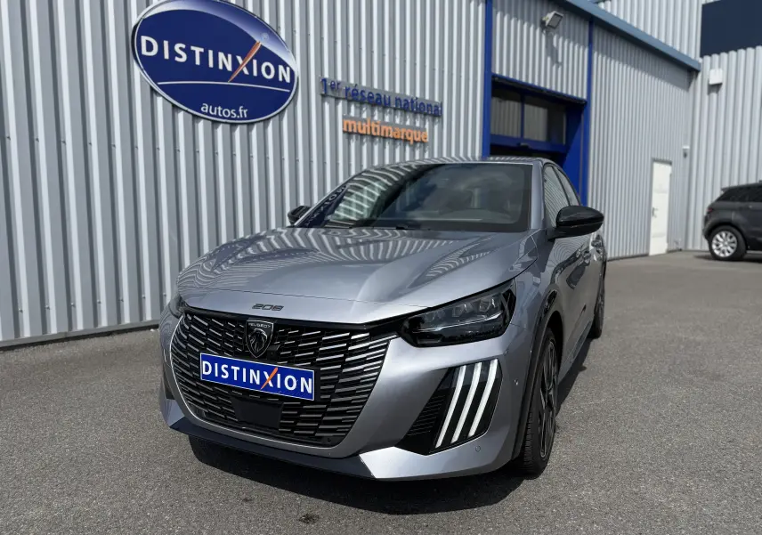 Peugeot 208 Hybrid 145 GT gris Artense vue 3/4 avant droit avec calandre noire et feux LED distinctifs.