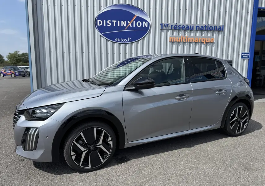 Peugeot 208 Hybrid 145 GT gris Artense vue de côté gauche, mettant en valeur ses jantes noires et détails noirs contrastants.